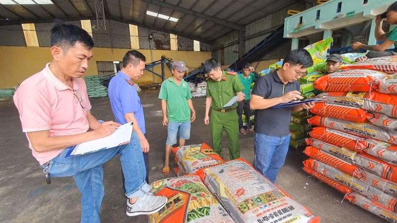 Cơ quan chức năng kiểm tra, thống kê số lượng phân bón giả tại kho của Công ty cổ phần thương mại phân bón Nam Dương.