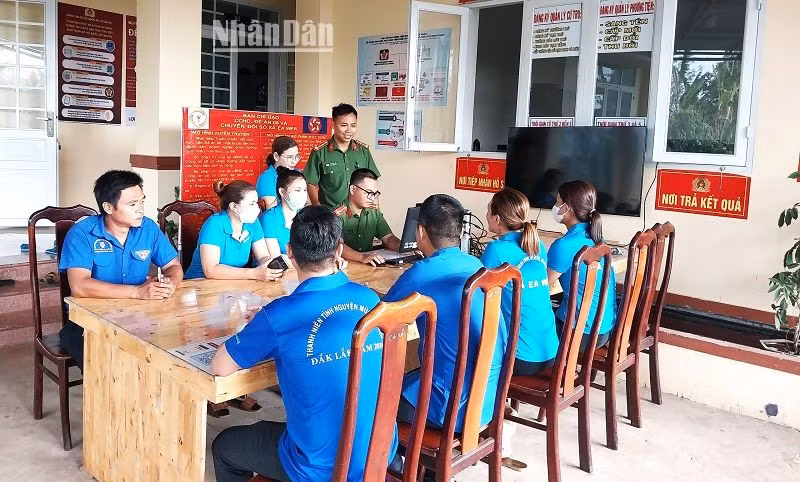 Công an xã Ea Wer phối hợp với Tổ cải cách hành chính và công nghệ số xã triển khai nhiệm vụ hướng dẫn người dân cài đặt, sử dụng định danh điện tử mức 2 - VNeID trên điện thoại thông minh.