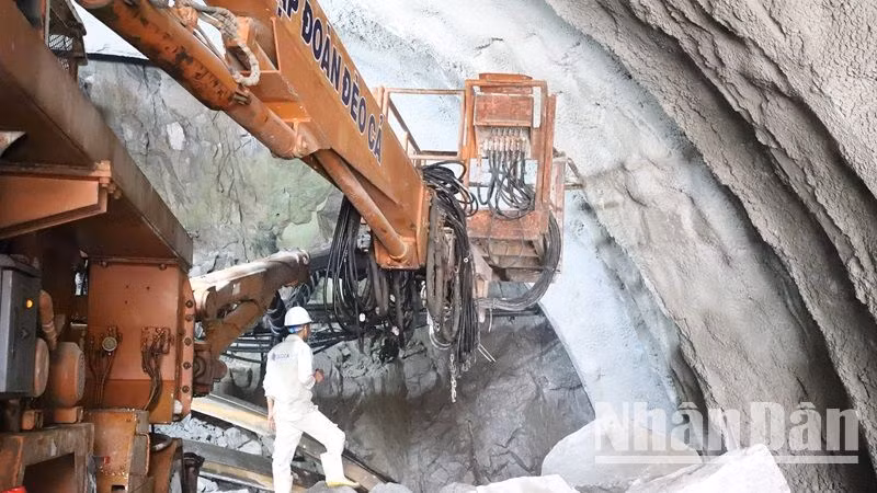 Tập đoàn Đèo Cả đang thi công khoan hầm Phượng Hoàng thuộc Dự án cao tốc Khánh Hòa-Buôn Ma Thuột. Tập đoàn Đèo Cả đang thi công khoan hầm Phượng Hoàng thuộc Dự án cao tốc Khánh Hòa-Buôn Ma Thuột.