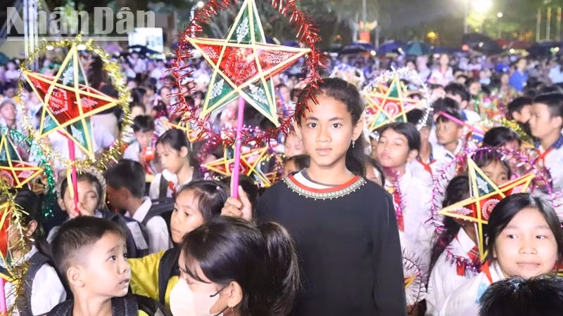 Một cháu học sinh người Ê-đê dự Đêm hội Trăng rằm “Lồng đèn thắp sáng ước mơ” năm 2024.
