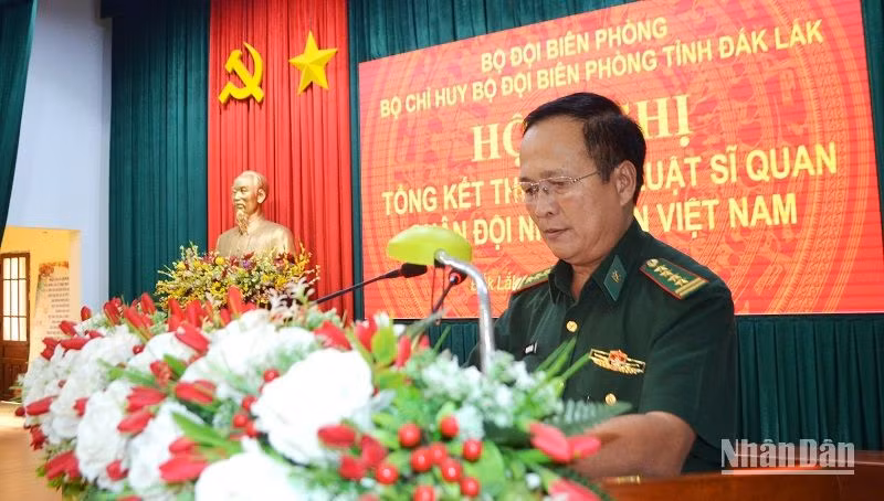 Đại tá Phạm Hữu Chiến, Bí thư Đảng ủy, Chính ủy Bộ đội Biên phòng tỉnh Đắk Lắk phát biểu tại Hội nghị.