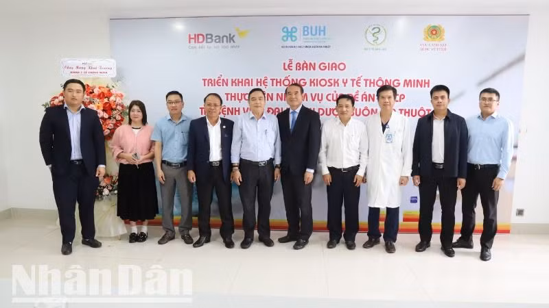 Các đại biểu chụp hình lưu niệm tại buổi lễ bàn giao và triển khai hệ thống kiosk y tế thông minh tại Bệnh viện Đại học Y Dược Buôn Ma Thuột.