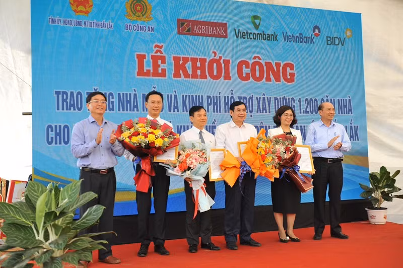 Lãnh đạo tỉnh Đắk Lắk tặng hoa cảm ơn các doanh nghiệp hỗ trợ kinh phí xây nhà ở cho hộ khó khăn, hộ nghèo trên địa bàn.