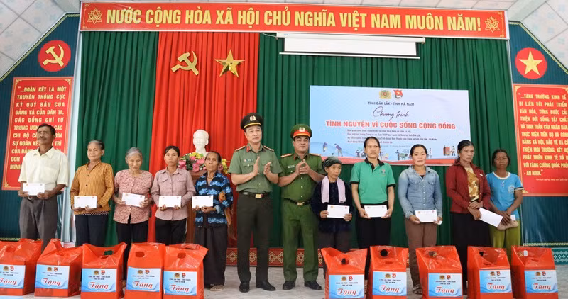 Lãnh đạo Công an 2 tỉnh Đắk Lắk và Hà Nam tặng quà cho các gia đình chính sách, hộ nghèo xã Cư Pui.