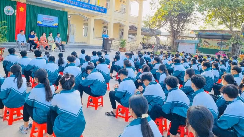 Buổi lễ tuyên dương, khen thưởng đột xuất ba em học sinh có hành động đẹp, nhặt được của rơi, trả lại người đánh mất.