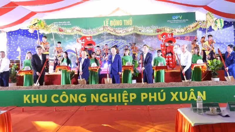 Phó Thủ tướng Chính phủ Trần Hồng Hà và các đại biểu động thổ khởi công dự án đầu tư xây dựng và kinh doanh kết cấu hạ tầng Khu công nghiệp Phú Xuân.