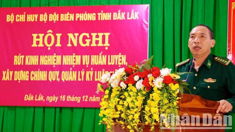 Đại tá Nguyễn Công Tuấn, Phó Chỉ huy trưởng kiêm Tham mưu trưởng Bộ đội Biên phòng tỉnh Đắk Lắk phát biểu tại hội nghị.