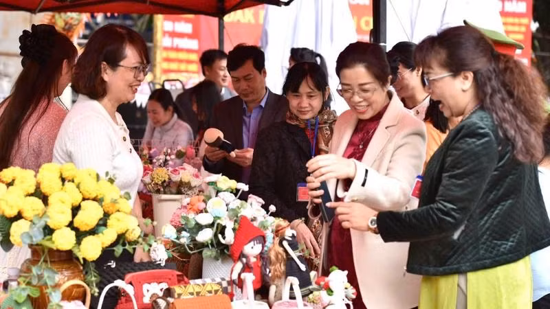 Các đại biểu thăm quan các trạm trưng bày các loại hình nghệ thuật chào mừng Ngày thơ Việt Nam lần thứ 23 năm 2025.