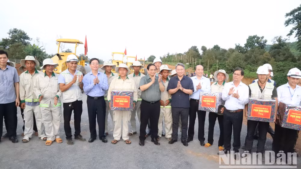 Thủ tướng tặng quà cho công nhân nhà thầu thi công Công ty An Nguyên.