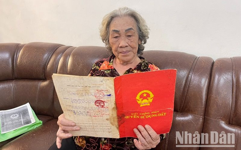 Bà Phạm Thị Cúc đang giữ Giấy chứng nhận quyền sử dụng thửa đất số 79, tờ bản đồ số 24 đã được Ủy ban nhân dân thành phố Buôn Ma Thuột cấp Giấy chứng nhận số D 1477794 ngày 14/11/1994, bà yêu cầu chính quyền địa phương chỉ đất ngoài thực địa nhưng không chỉ được. 