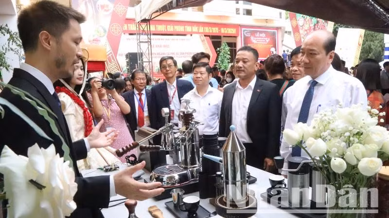 Các đại biểu thăm quan các gian hàng trưng bày máy móc pha chế cà-phê.