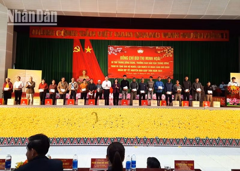 Đồng chí Bùi Thị Minh Hoài, Bí thư Trung ương Đảng, Trưởng Ban Dân vận Trung ương và đồng chí Nguyễn Đình Trung, Ủy viên Trung ương Đảng, Bí thư Tỉnh ủy Đắk Lắk trao tặng quà Tết cho các gia đình chính sách trên địa bàn huyện Cư Kuin.