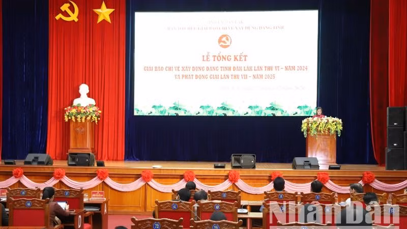 Đồng chí Huỳnh Thị Chiến Hòa, Phó Bí thư Thường trực Tỉnh ủy Đắk Lắk, Chủ tịch Hội đồng nhân dân tỉnh phát động Giải Báo chí về xây dựng Đảng tỉnh Đắk Lắk lần thứ VII - Năm 2025. Đồng chí Huỳnh Thị Chiến Hòa, Phó Bí thư Thường trực Tỉnh ủy Đắk Lắk, Chủ tịch Hội đồng nhân dân tỉnh phát động Giải Báo chí về xây dựng Đảng tỉnh Đắk Lắk lần thứ VII - Năm 2025.