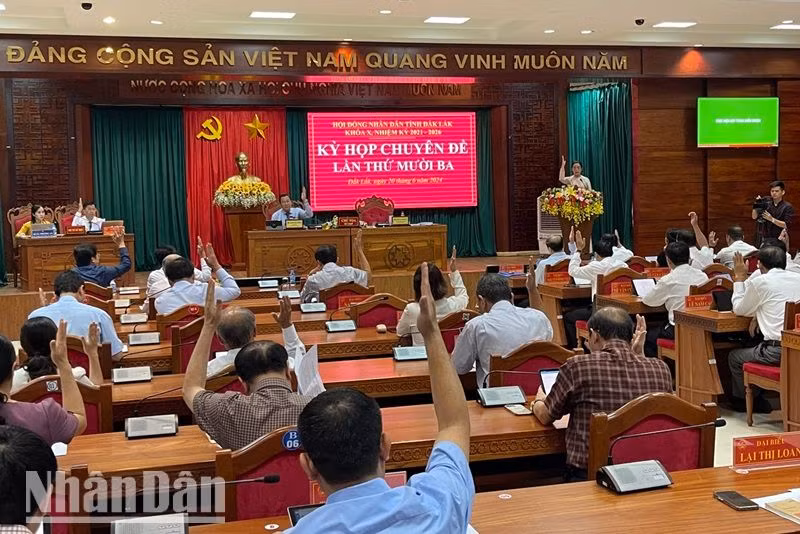 Các đại biểu Hội đồng nhân dân tỉnh Đắk Lắk biểu quyết thông qua Nghị quyết kỳ họp.