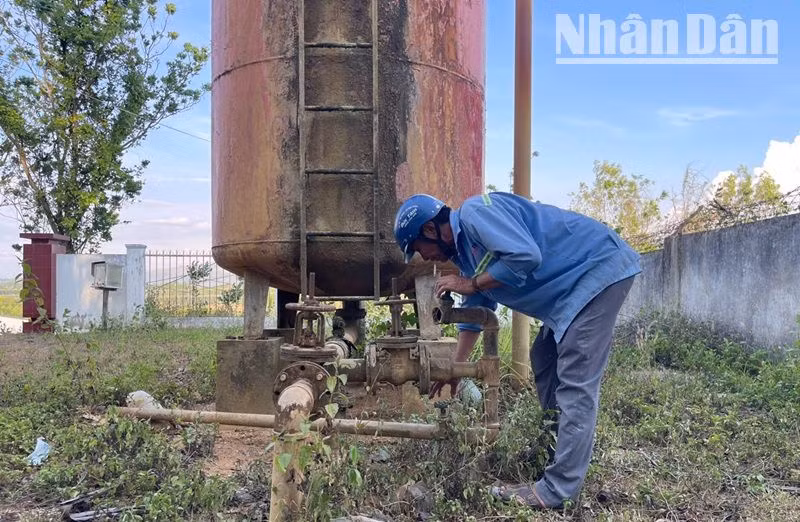 Do thời tiết nắng nóng kéo dài khiến nguồn nước ngầm giảm nên nhiều công trình cấp nước tập trung thiếu hụt nguồn nước cung cấp phục vụ nhân dân sinh hoạt.