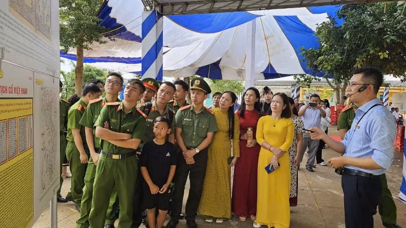 Cán bộ, chiến sĩ Công an huyện Krông Búk thăm quan triển lãm.