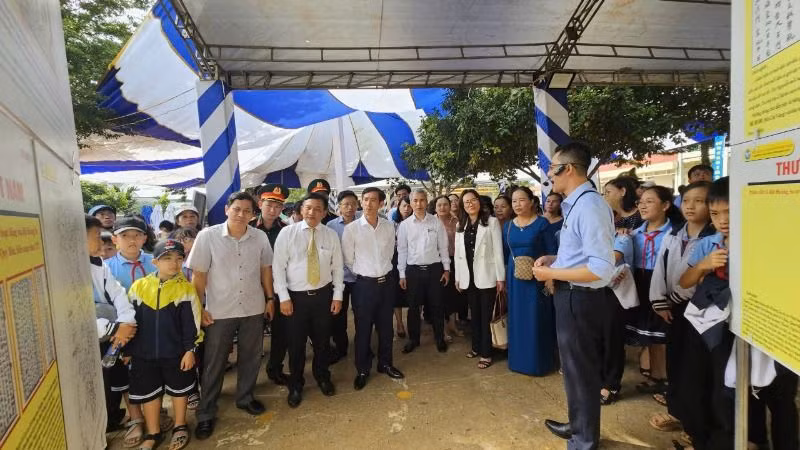 Lãnh đạo Sở Thông tin-Truyền thông và huyện Krông Búk thăm quan triển lãm.