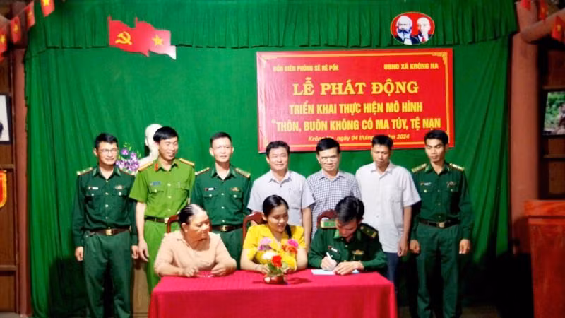 Đại diện Đồn Biên phòng Sê-rê-pốk, chính quyền địa phương và buôn Trí ký kết tham gia thực hiện mô hình “Thôn, buôn không có ma túy, tệ nạn”.