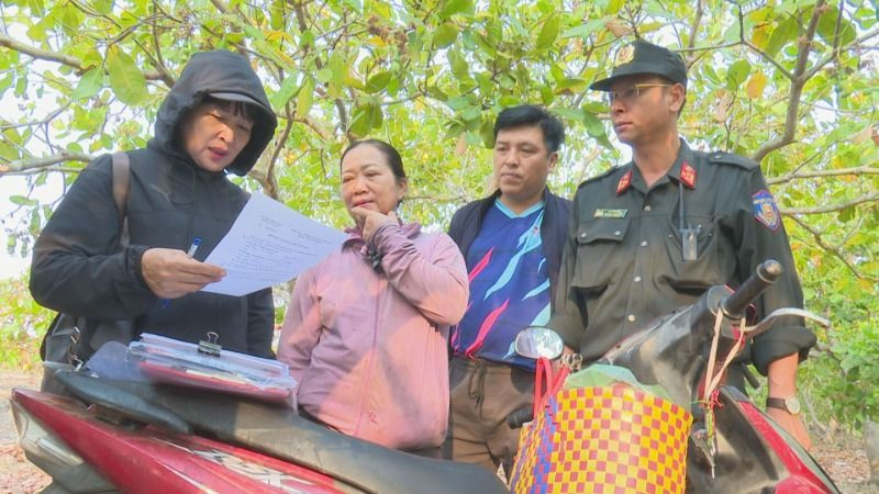 Lực lượng Công an tỉnh Đắk Lắk phối hợp Ủy ban nhân dân huyện Ea Súp vận động người dân tự nguyện trả đất lấn chiếm ở Tiểu khu 293, xã Cư M'lan.