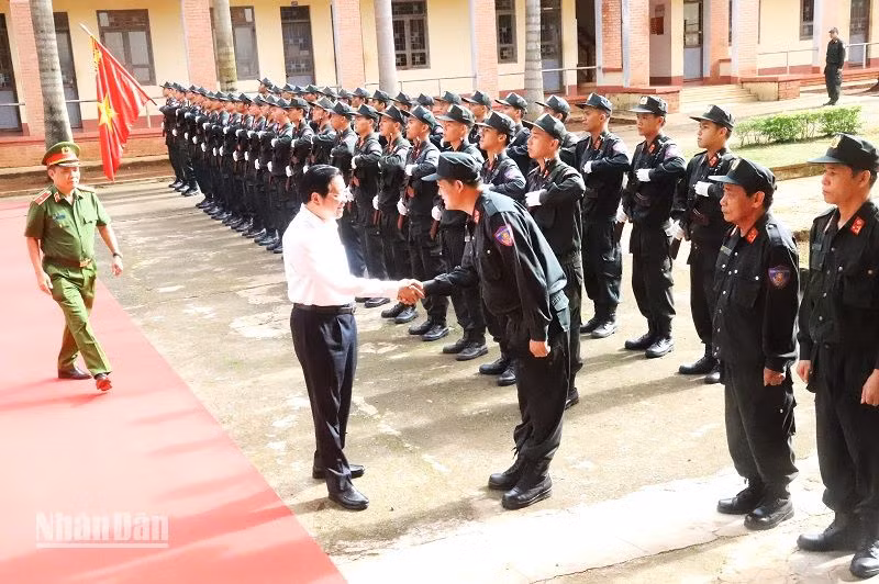 Trưởng Ban Nội chính Trung ương Phan Đình Trạc đến thăm và kiểm tra công tác ứng trực sẵn sàng ra quân thực hiện nhiệm vụ tại Trung đoàn Cảnh sát cơ động Tây Nguyên.