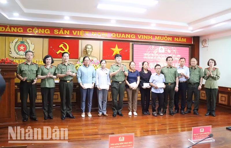 Trao quà cho thân nhân 6 liệt sĩ Công an tỉnh Đắk Lắk hy sinh trong vụ khủng bố ngày 11/6/2023 tại xã Ea Tiêu và Ea Ktur, huyện Cư Kuin.