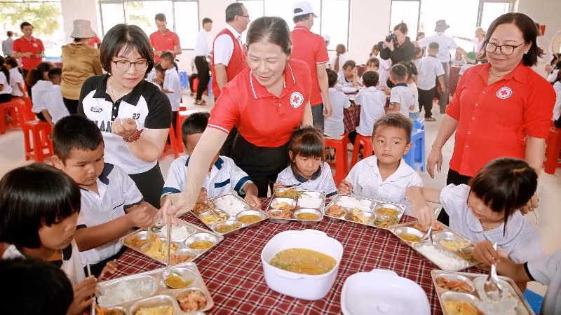 Tổ chức bữa ăn dinh dưỡng cho học sinh Trường tiểu học Ea Hồ, xã Ea Hồ, huyện Krông Năng.