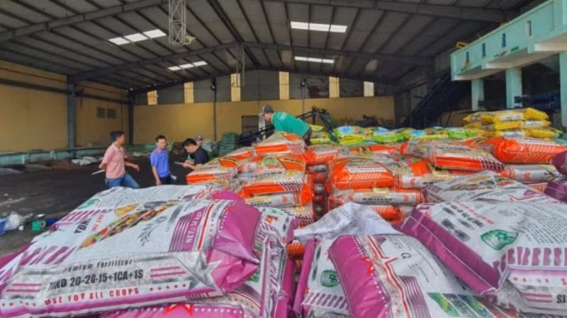 Số lượng lớn phân bón giả được cất giữ tại kho của Công ty cổ phần thương mại phân bón Nam Dương khi bị cơ quan chức năng phát hiện.
