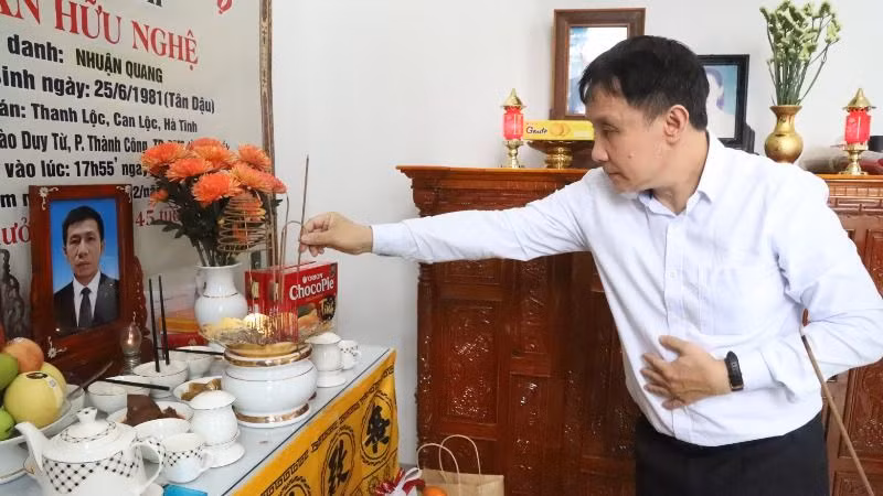 Thầy thuốc nhân dân, Giáo sư, Tiến sĩ, bác sĩ Phạm Như Hiệp, Giám đốc Bệnh viện Trung ương Huế, Chủ tịch Hội đồng ghép tạng Bệnh viện, thắp hương tưởng nhớ anh Trần Hữu N.