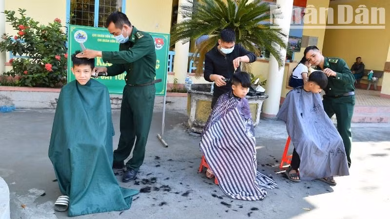 Các cán bộ, chiến sĩ Bộ đội Biên phòng cắt tóc miễn phí cho con em nhân dân xã Ea Bung tại chương trình.