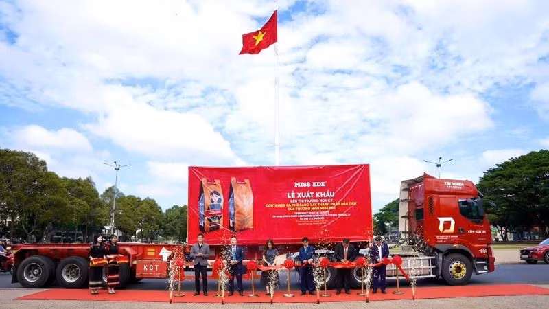 Lãnh đạo Sở Công thương tỉnh Đắk Lắk và các doanh nghiệp cắt băng xuất khẩu container cà-phê rang xay thành phẩm đầu tiên của thương hiệu MISS EDE sang thị trường Hoa Kỳ. 