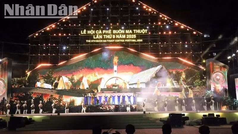 Chương trình nghệ thuật tại lễ bế mạc lễ hội.