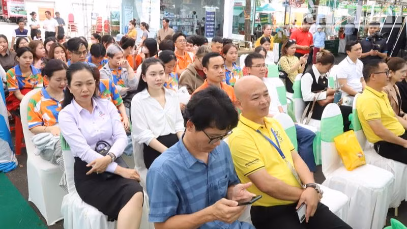 Các đại biểu, doanh nhân, học sinh, sinh viên dự buổi tọa đàm và giao lưu.