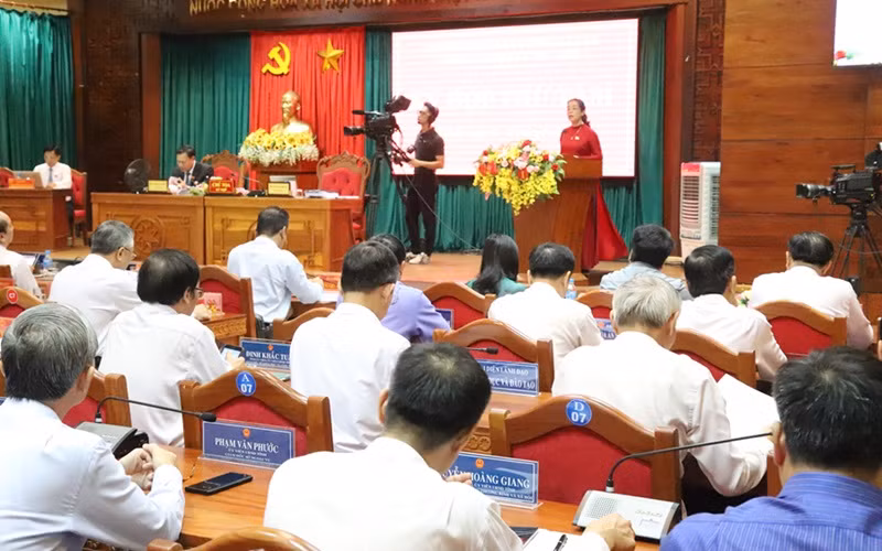 Chủ tịch Hội đồng nhân dân tỉnh Đắk Lắk Huỳnh Thị Chiến Hòa phát biểu khai mạc kỳ họp.