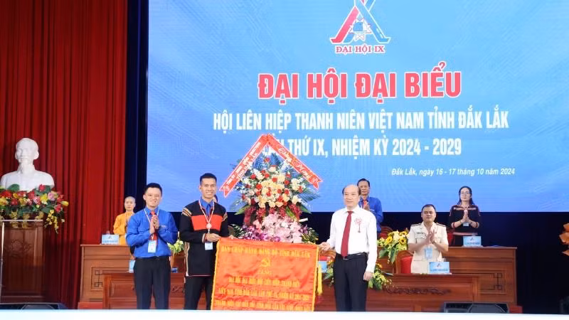 Phó Bí thư Tỉnh ủy, Chủ tịch Ủy ban nhân dân tỉnh Đắk Lắk Phạm Ngọc Nghị tặng bức trướng của Ban Chấp hành Đảng bộ tỉnh Đắk Lắk cho Đại hội Hội Liên hiệp thanh niên Việt Nam tỉnh Đắk Lắk lần thứ IX, nhiệm kỳ 2024-2029 mang dòng chữ: “Thanh niên các dân tộc tỉnh Đắk Lắk: Yêu nước-đoàn kết-sáng tạo-tình nguyện-bản sắc-phát triển”.