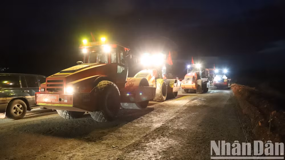 Các nhà thầu thi công ban đêm.