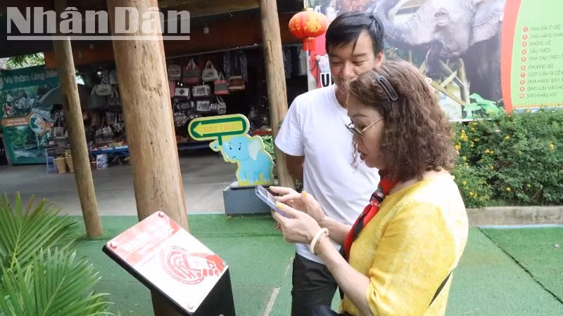 Một du khách đến từ Thủ đô Hà Nội hết sức bất ngờ khi biết Báo Nhân Dân triển khai Dự án "Yêu lắm Việt Nam" đến tận Trung tâm Du lịch Cầu treo Buôn Đôn.