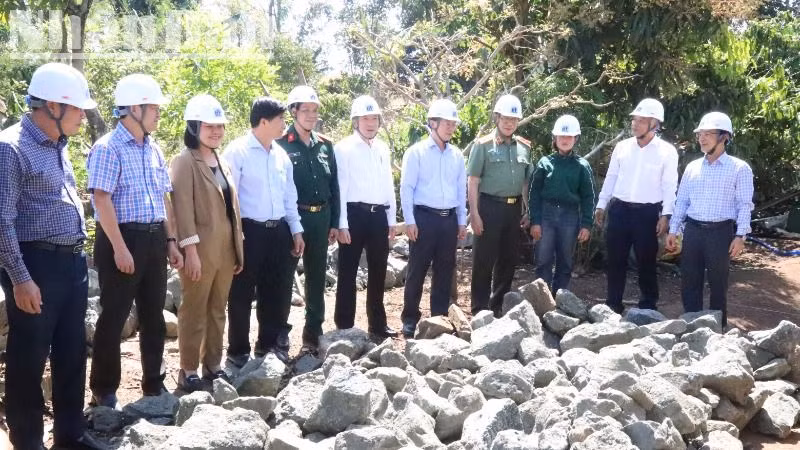 Các đại biểu kiểm tra khu vực xây dựng nhà mới cho gia đình ông Y Thăn Ksơr.