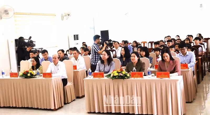 Các đại biểu dự buổi thăm và tặng quà của Phó Chủ tịch nước Võ Thị Ánh Xuân.