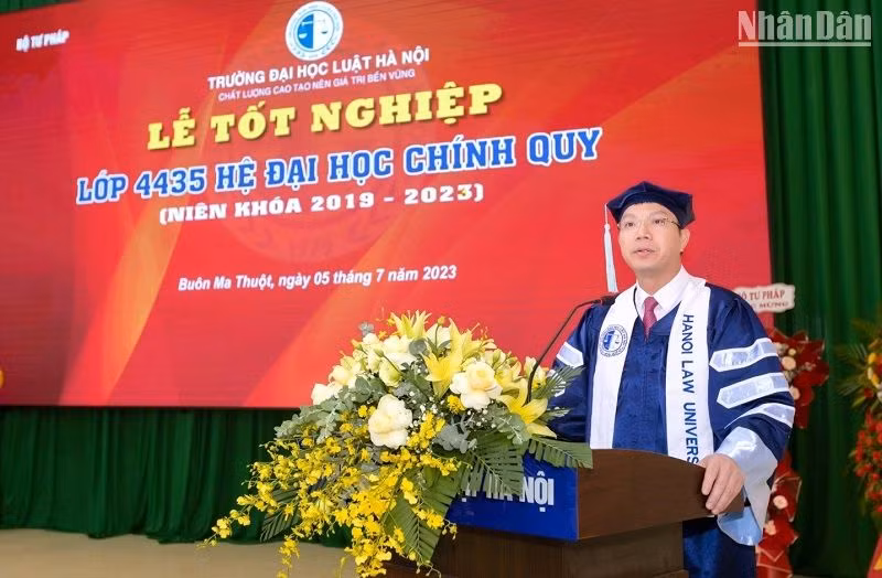 Tiến sĩ Đoàn Trung Kiên, Hiệu trưởng Trường Đại học Luật Hà Nội phát biểu tại buổi lễ.