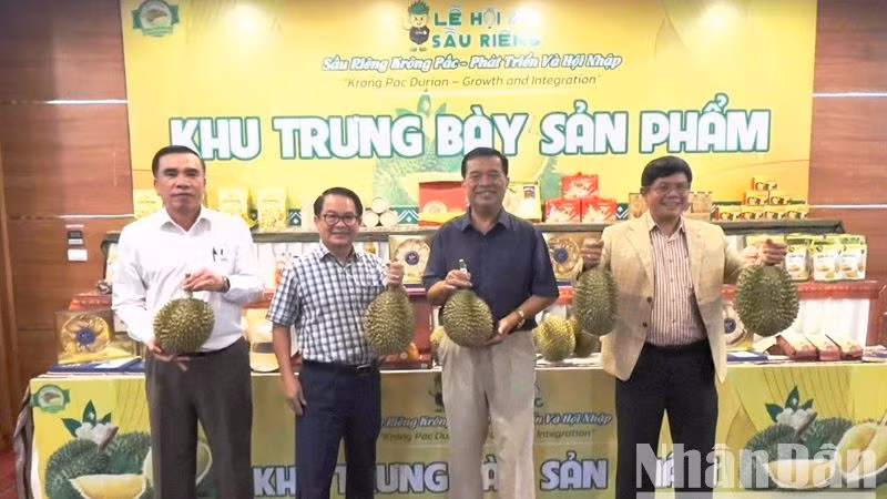 Khu trưng bày các sản phẩm nông nghiệp của huyện Krông Pắc tại buổi họp báo.