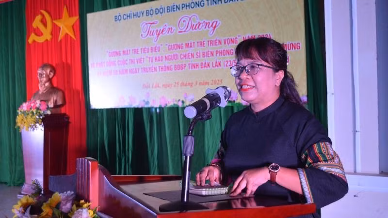 Chủ tịch Hội Văn học Nghệ thuật tỉnh Đắk Lắk Niê Thanh Mai phát động cuộc thi.