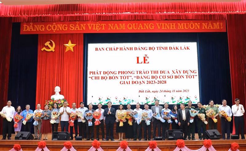 Các đồng chí Thường trực Tỉnh ủy Đắk Lắk tặng hoa cho đại diện các Đảng bộ trực thuộc Tỉnh ủy hưởng ứng phong trào thi đua “chi bộ bốn tốt”, “đảng bộ cơ sở bốn tốt”.
