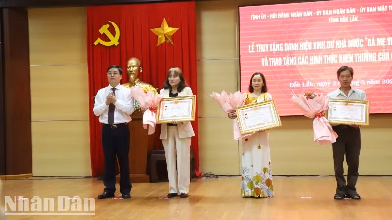 Thừa ủy quyền của Chủ tịch nước, Bí thư Tỉnh ủy Đắk Lắk Nguyễn Đình Trung trao danh hiệu vinh dự Nhà nước “Bà mẹ Việt Nam anh hùng” cho thân nhân các mẹ Việt Nam anh hùng.