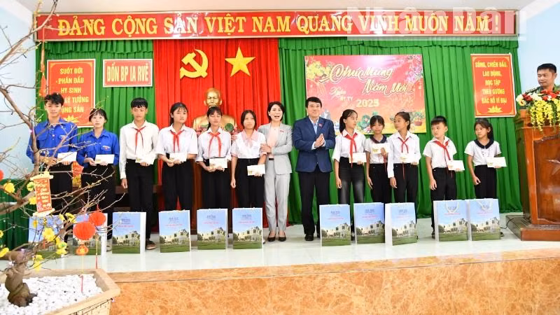 Chủ tịch Hội đồng Dân tộc của Quốc hội Y Thanh Hà Niê K’đăm tặng quà cho các em học sinh có hoàn cảnh khó khăn.
