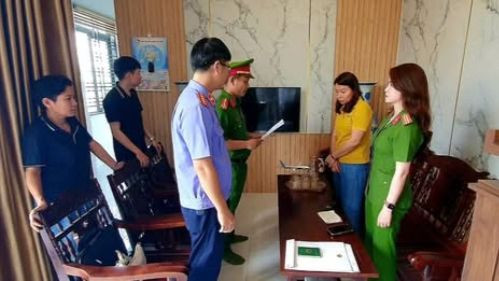 Lực lượng chức năng đọc quyết định tạm giữ hình sự đối tượng Hà Thị Thu Thủy (người mặc áo vàng).