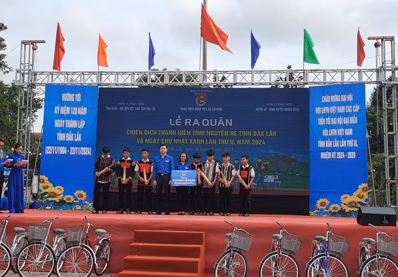 Bí thư Trung ương Đoàn, Chủ tịch Trung ương Hội Sinh viên Việt Nam Nguyễn Minh Triết thay mặt Ban Chấp hành Trung ương Đoàn hỗ trợ 10 bộ chiêng kram và mô hình sinh kế cho tỉnh Đắk Lắk, tổng giá trị hơn 1 tỷ đồng.