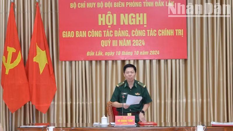 Đại tá Đỗ Quang Thấm, Chính ủy Bộ đội Biên phòng tỉnh Đắk Lắk phát biểu chỉ đạo tại hội nghị.