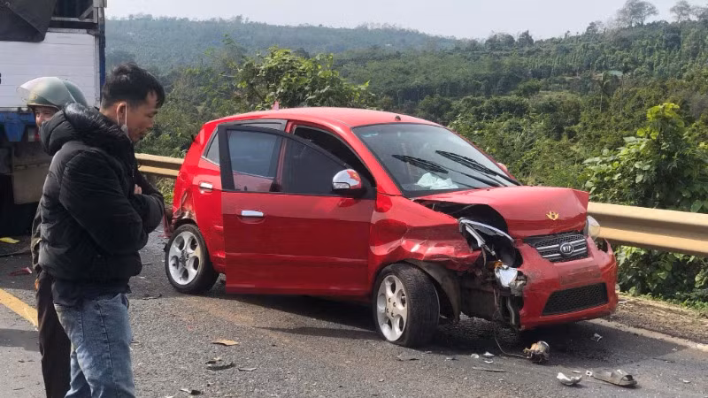 Xe ô-tô con bị hư hỏng.