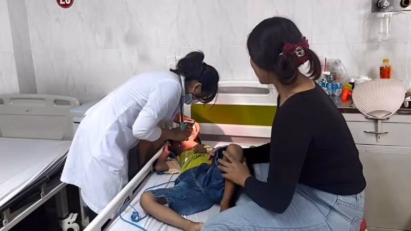 Bác sĩ khoa Nhi tổng hợp, Bệnh viện đa khoa vùng Tây Nguyên thăm khám cho bệnh nhi hóc dị vật đường thở. Ảnh: Quang Nhật.