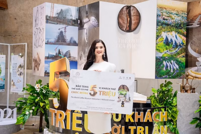 Người đẹp Melissa Tjemma Janneke Bottema - Hoa hậu Hòa Bình Hà Lan, Á hậu 5 Hoa hậu Hòa Bình quốc tế 2023 đã trở thành vị khách thứ 5 triệu của Bảo tàng Thế giới Cà-phê.